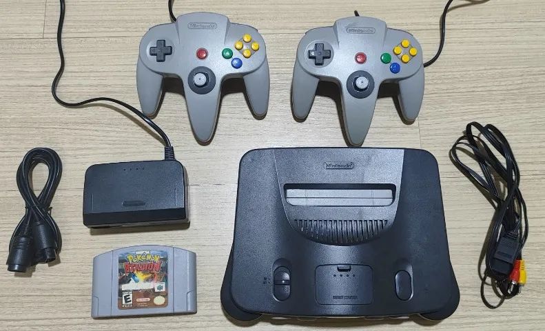 Nintendo 64 com 2 controles e jogo - Consoles de Vídeo Game
