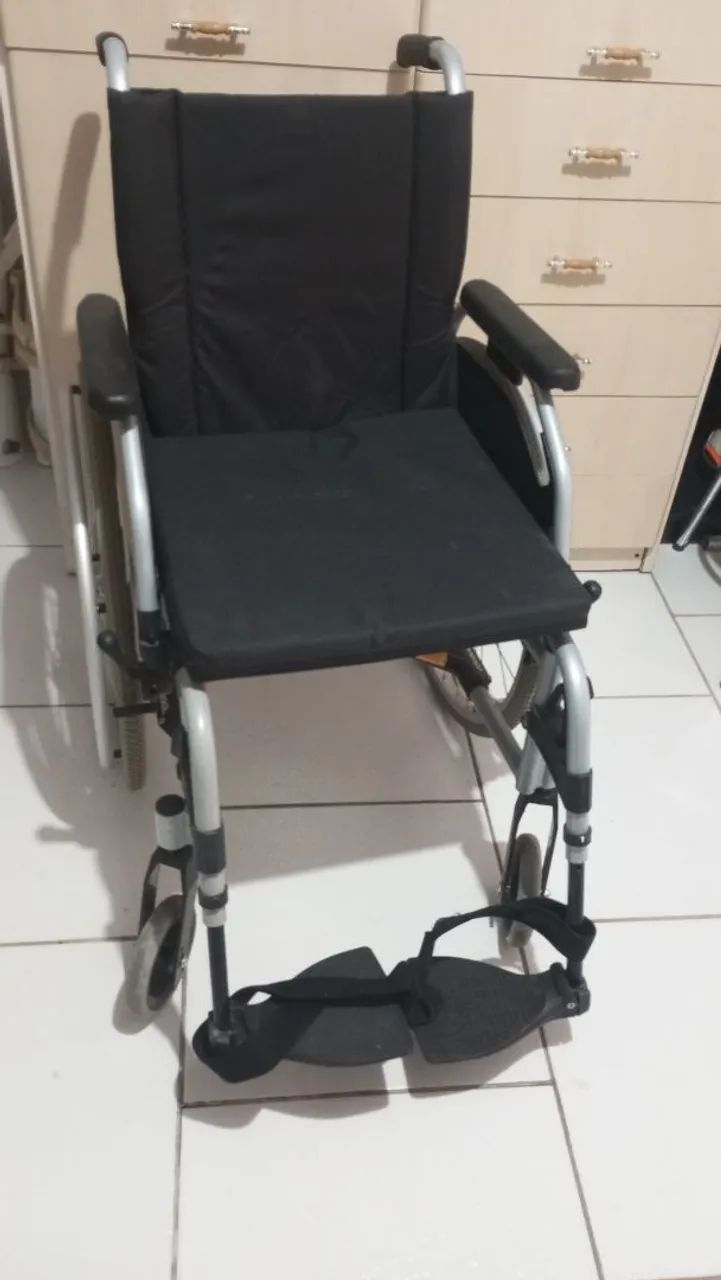 Cadeira de rodas semi nova  - Foto 2