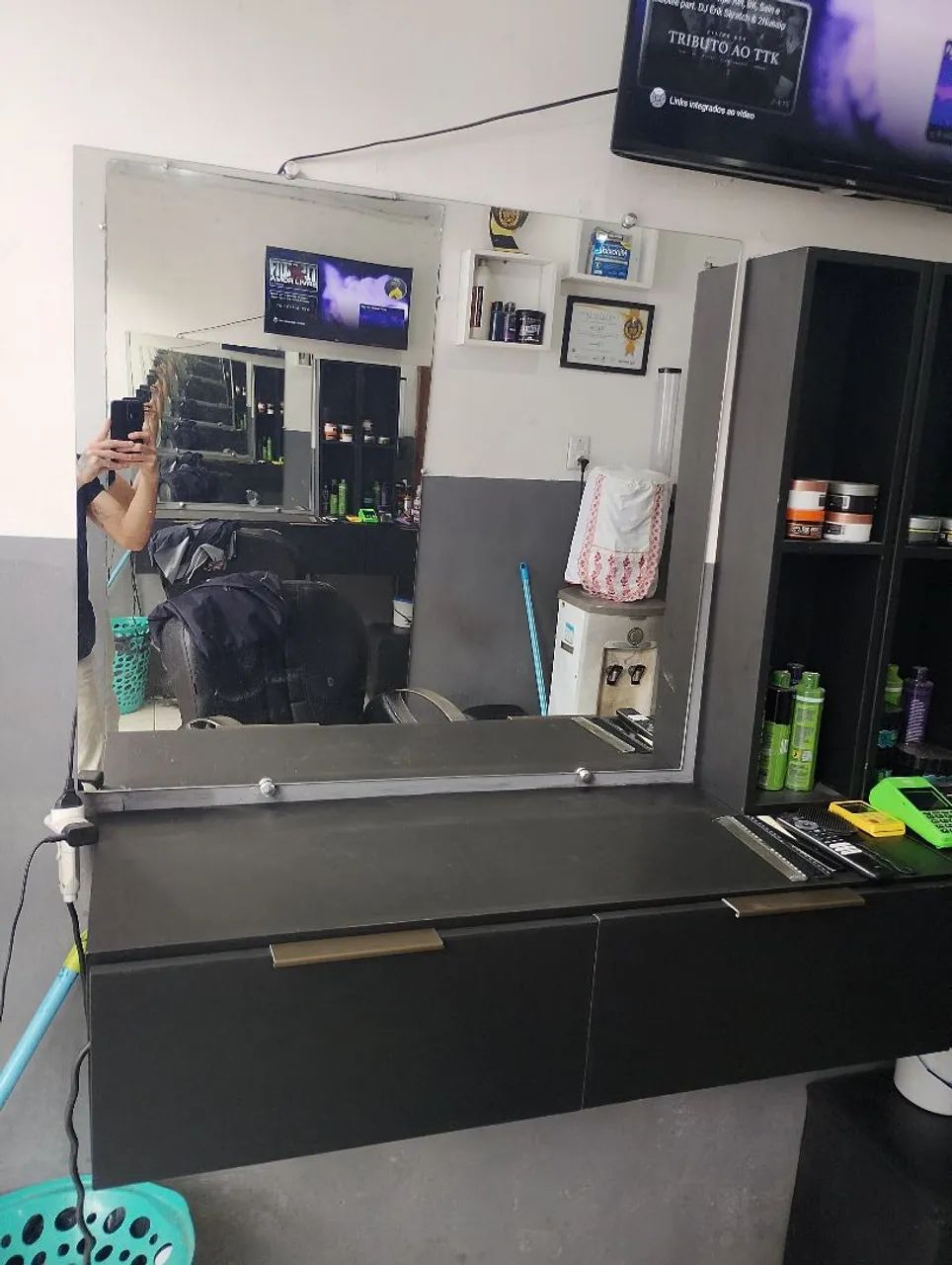 Bancada para barbearia obs!!! São 2 Bancadas com espelho. Vendo separada tbm!  - Foto 2