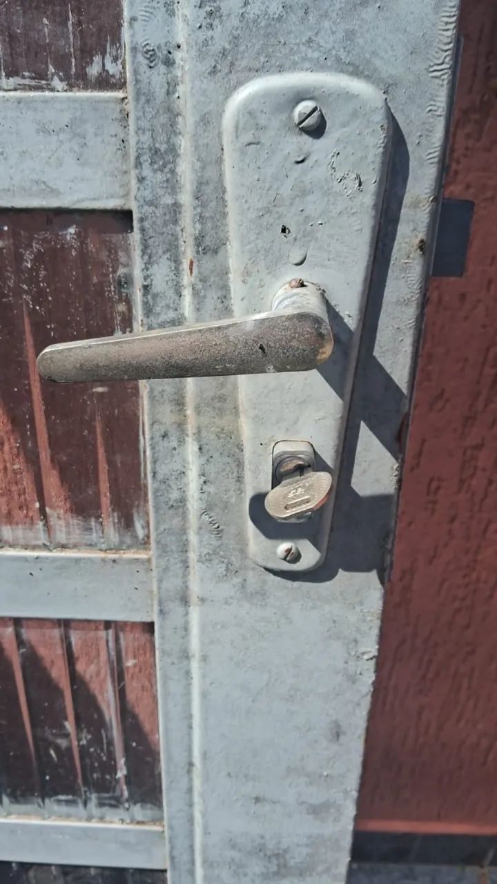 Porta de Ferro com Vidros e Báscula - Resistente e Pronta para Uso - Foto 3