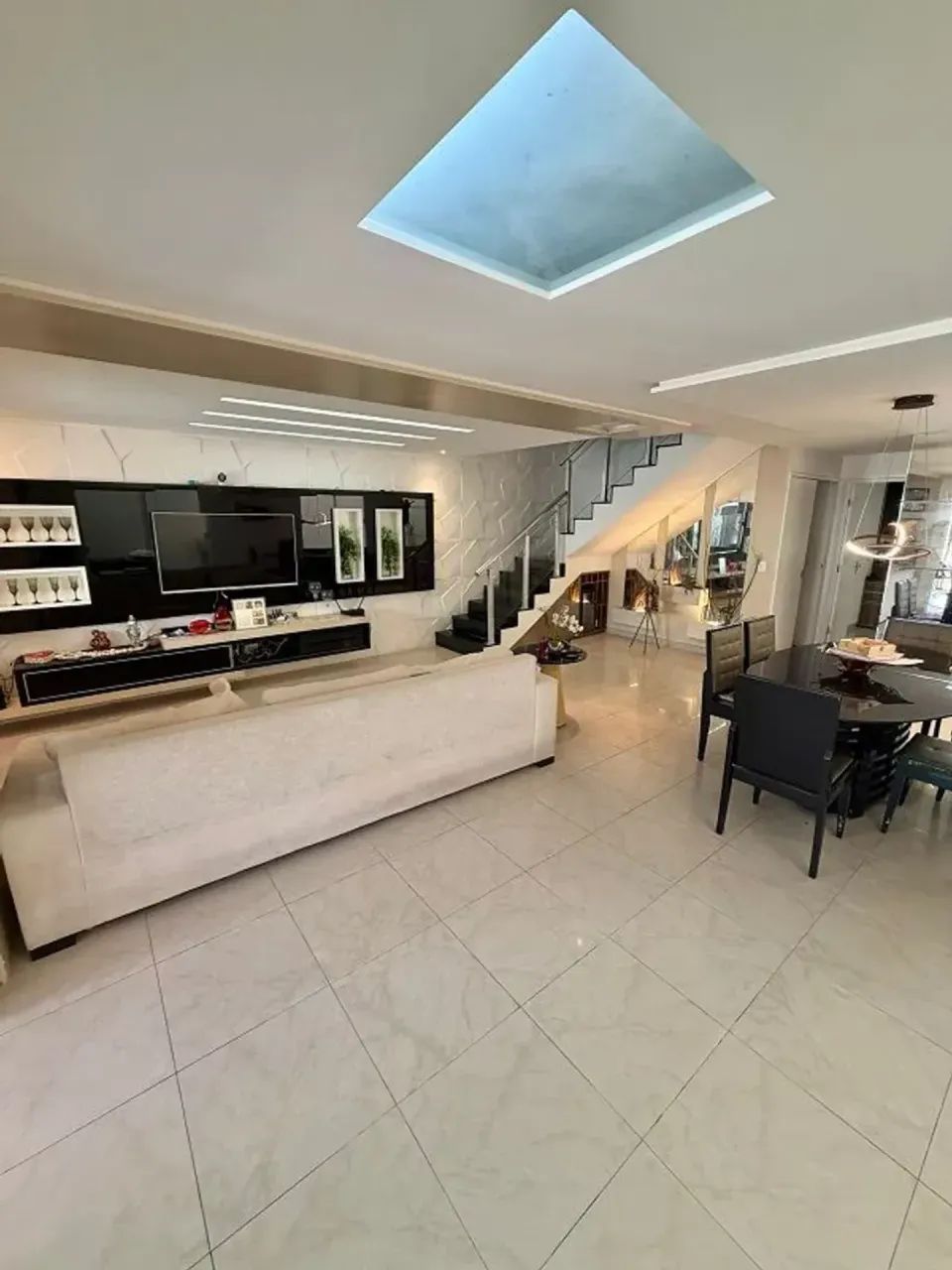 Casa duplex com 3 suites e 4 vagas de Garagem
