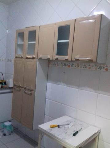 Armário de cozinha e geladeira frost free