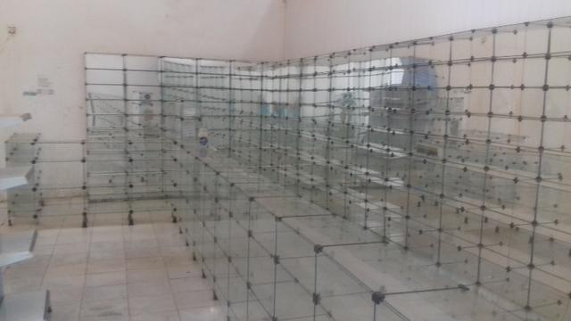 Prateleiras e balcões de vidro e de aço