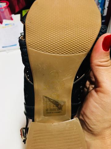 Salto novo de couro $40
