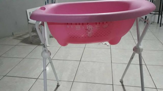 Banheira para bebê com o suporte