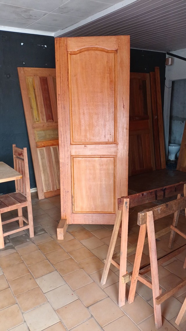 Vendemos portas de vários modelos e vário tipos de madeira 