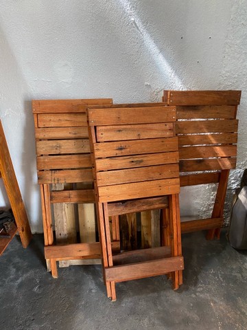 Jogo de mesa e cadeiras de madeira 
