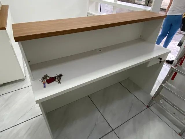 balcão reto branco canelado com tampo amadeirado  - Foto 2