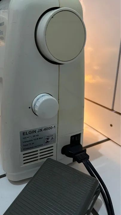 Máquinas de Costura Doméstica e Overloque - Usadas - Foto 3