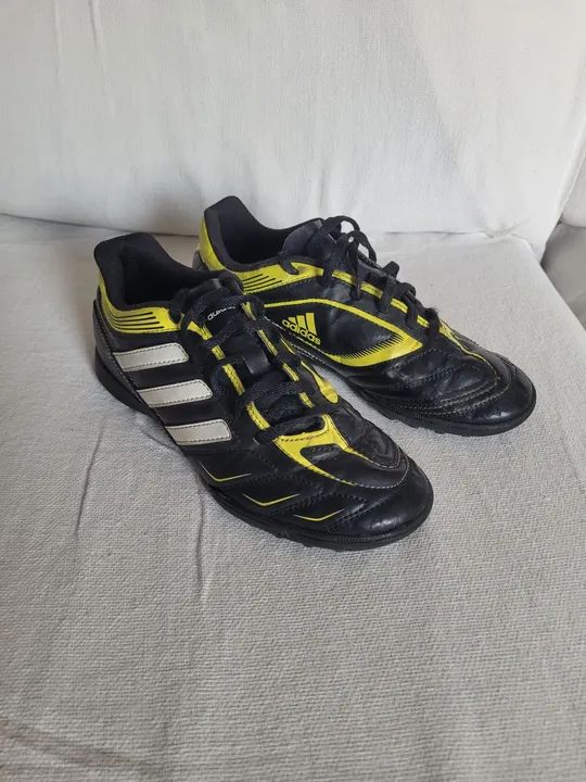 tenis/chureira adidas preto e amarelo