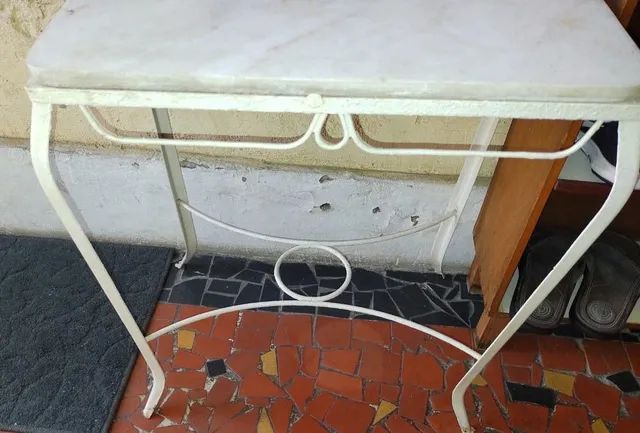 Mesa mármore, pedra solta, base metal, bom estado.