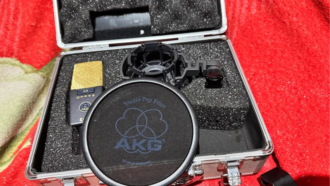 Microfone profissional AKG C414 completo na case 
