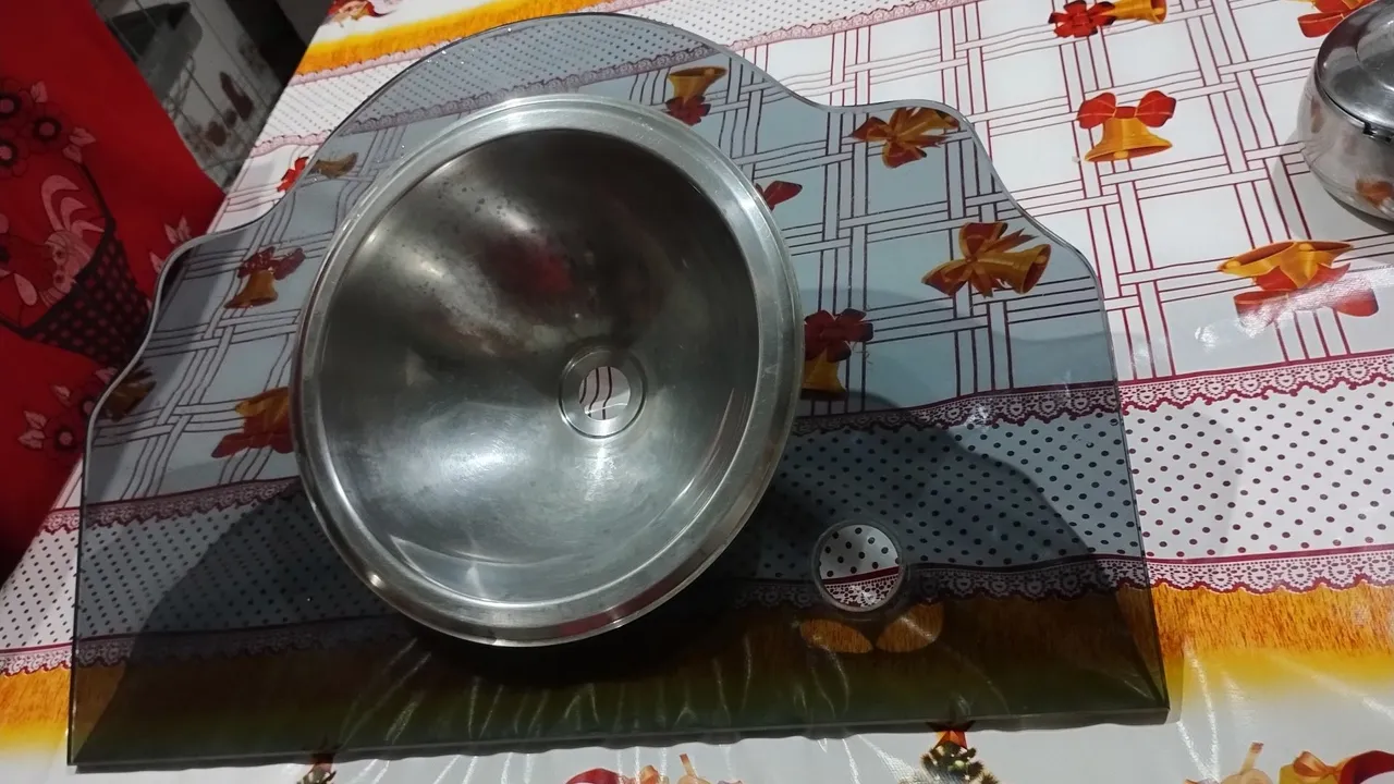 Pia de banheiro de vidro com cuba inox