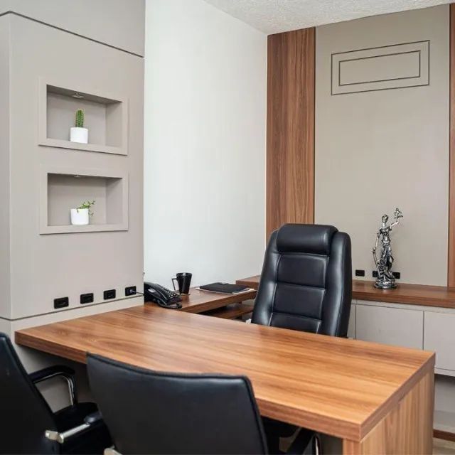 Sala privativa em escritório de advocacia com excelente localização no Ed. Ceisa Center.