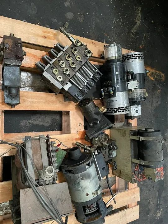 Lote peças de empilhadeira retrátil (diversos) - Foto 4