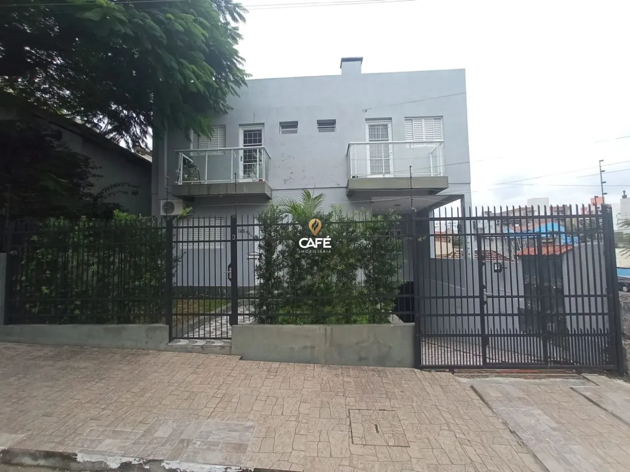 Prédio Residencial De 307 m², Composto Por 4 Kitnets e 3 Apartamentos.