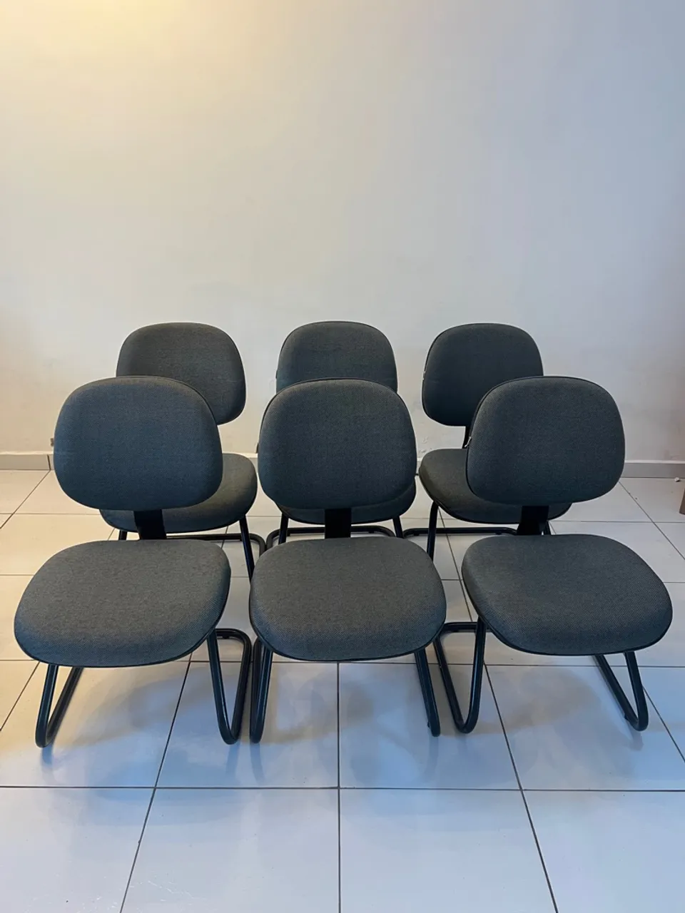 Cadeira fixa ótima p sala de reunião