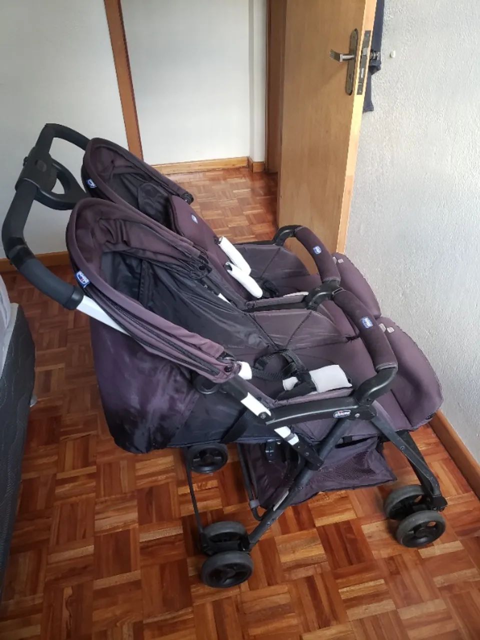 Carrinho de Bebê para Gêmeos - Chicco - Ohlala Twin - De 0kg a 15kg - Preto - Foto 2