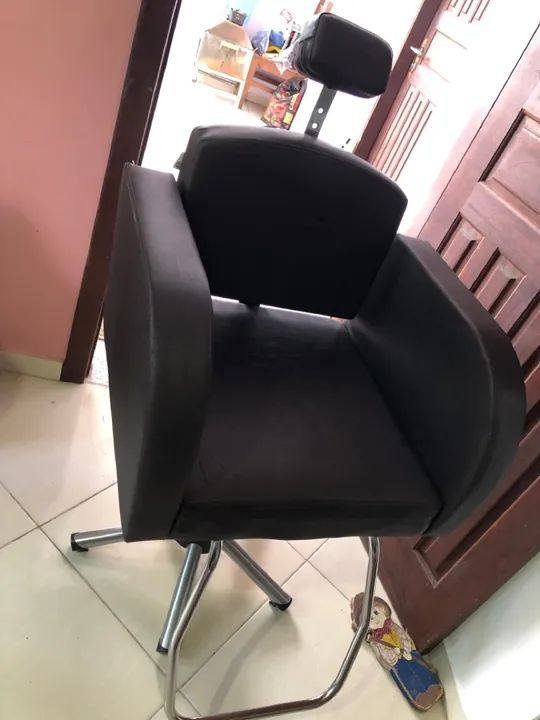 Cadeira de Barbeiro - Preta - Usada - Foto 3