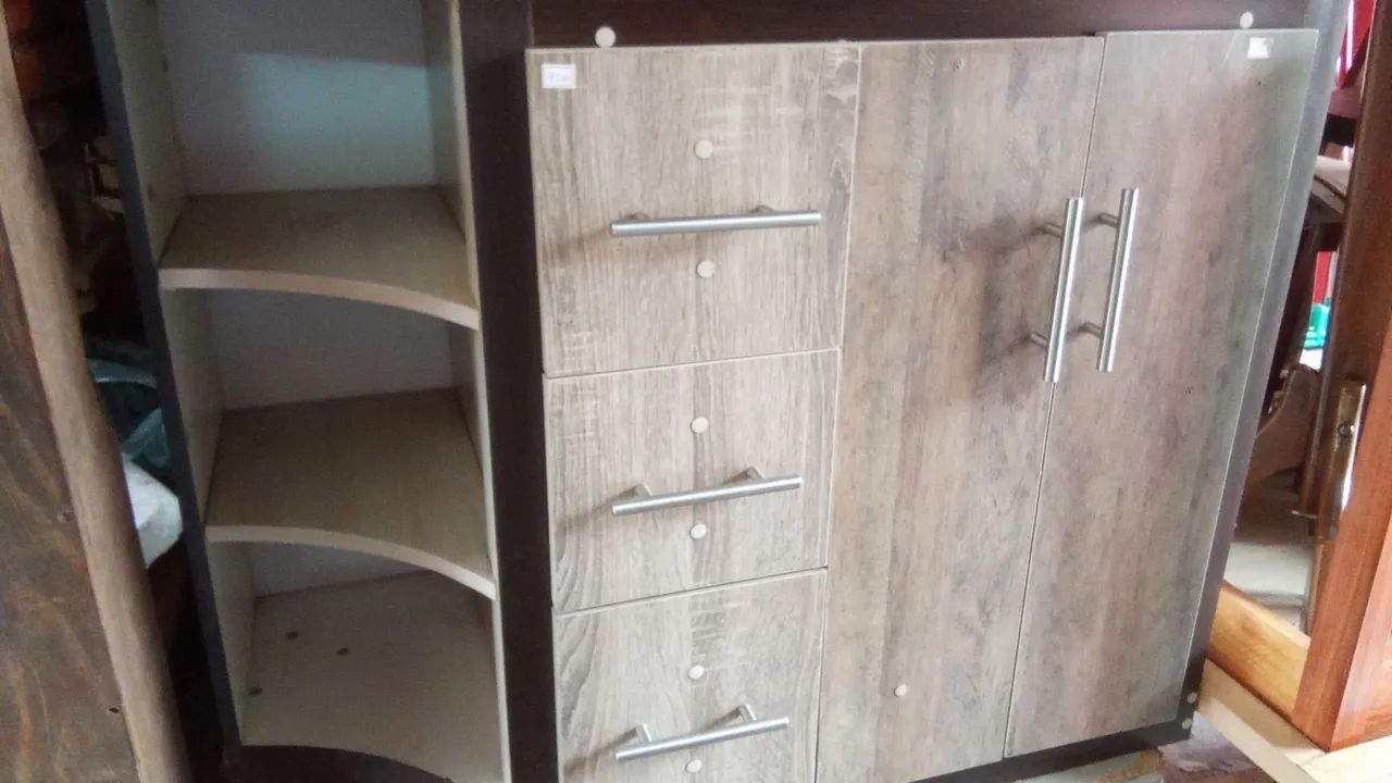 Armário de madeira com 3 gavetas e 2 portas