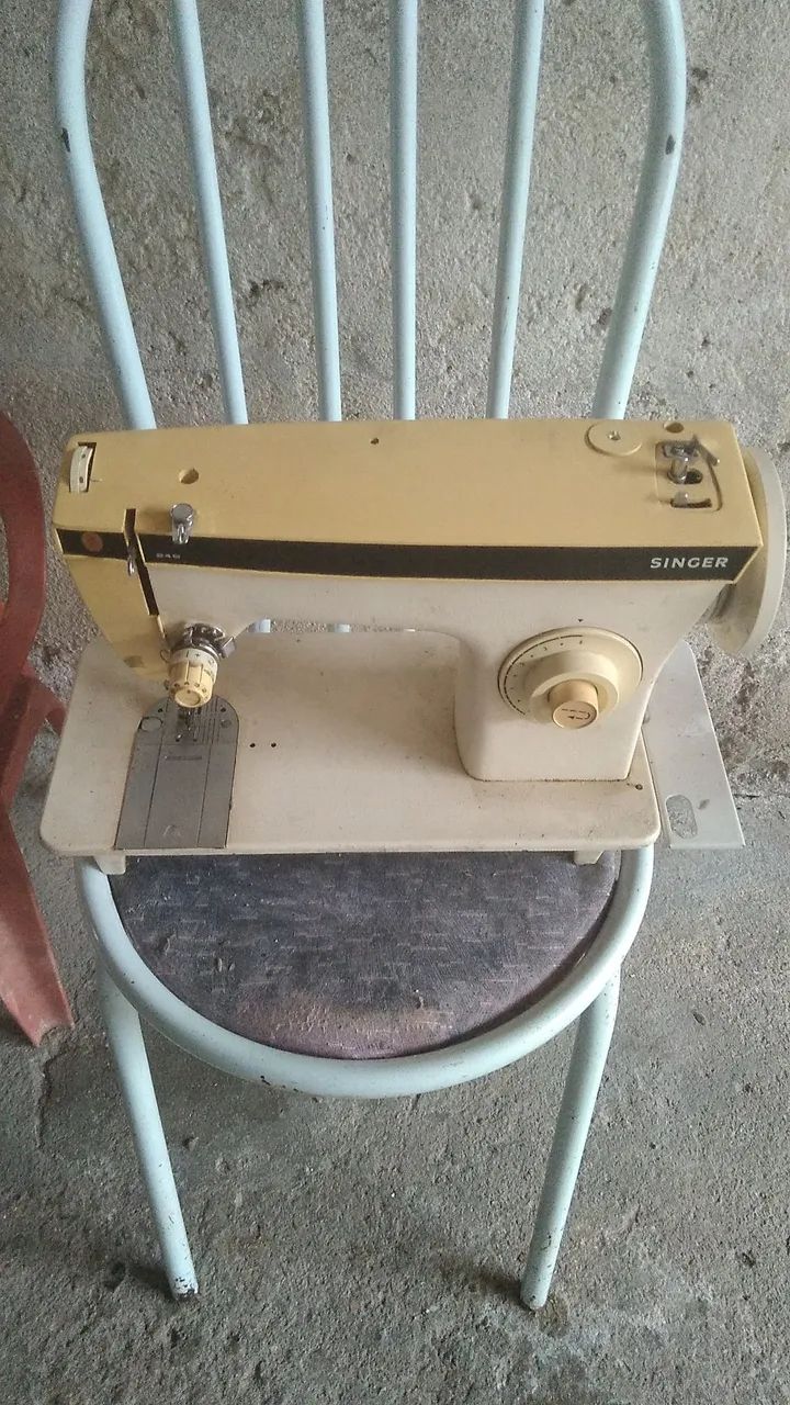 Vendo 2 máquinas de Costura 1 Elgin  e 1 Singer - Foto 3