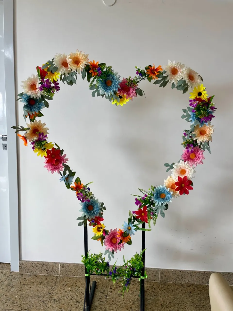 Decoração em Formato de Coração com Flores