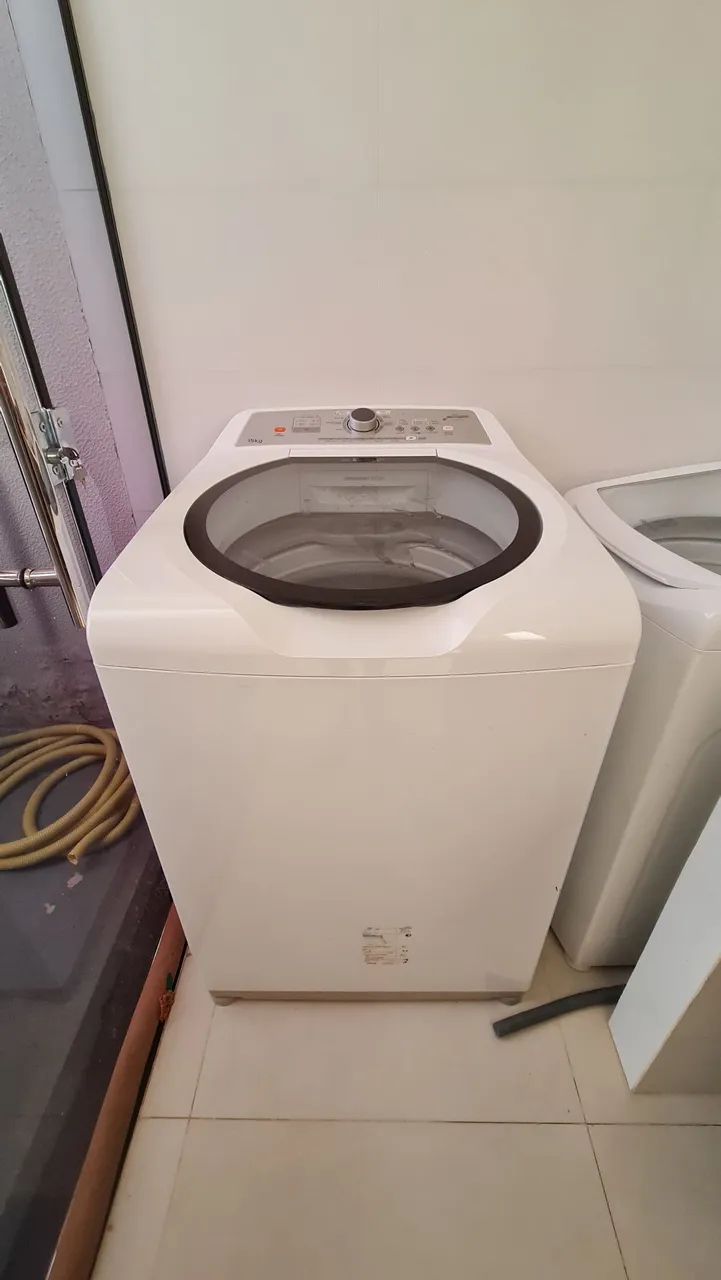 Máquina de lavar roupa moderno com alguns arranhões