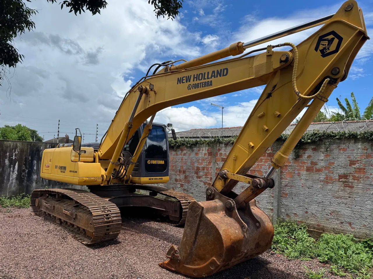 Escavadeira New Holland E215B
