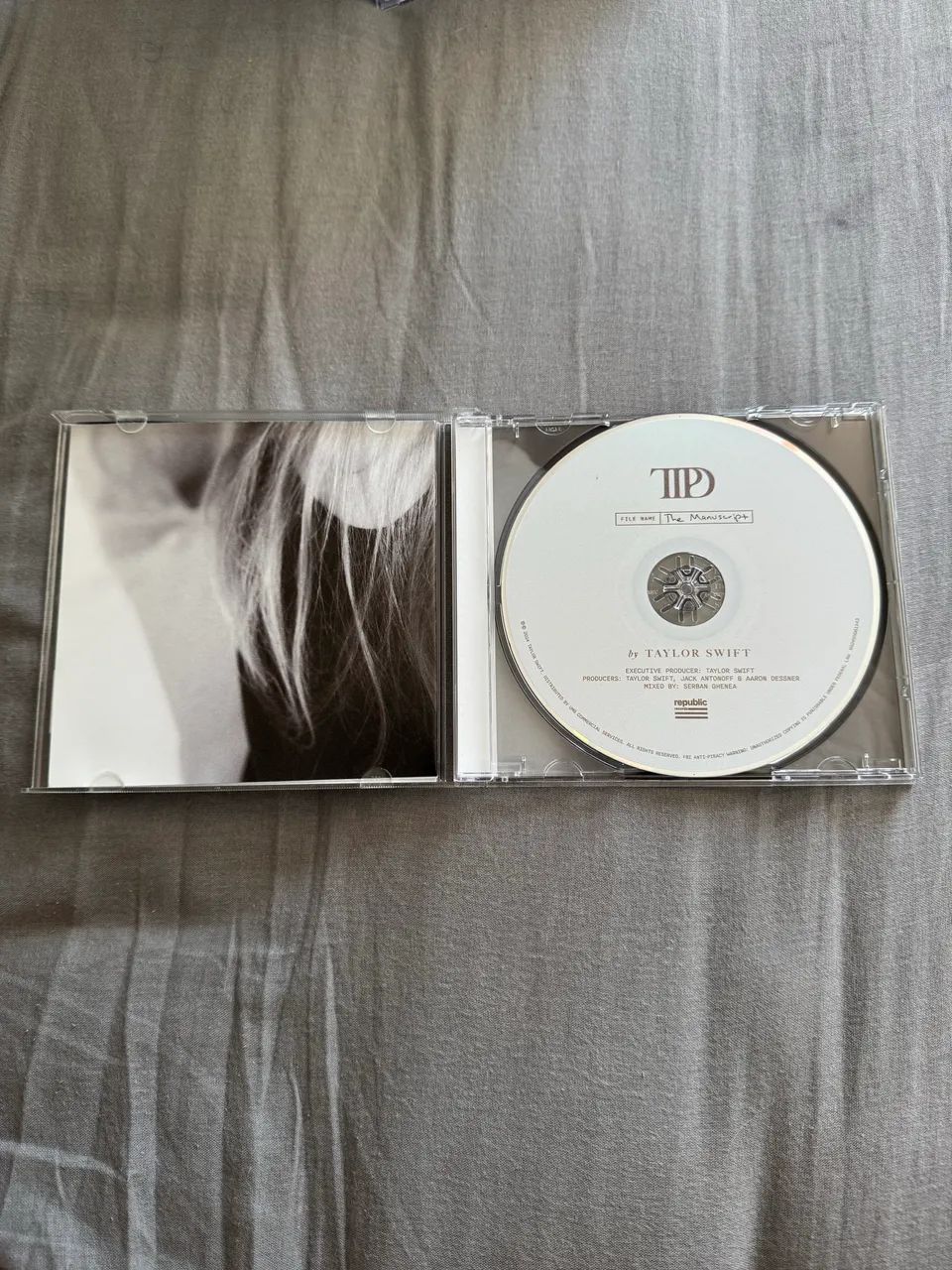 Taylor Swift CD autografado The Tortured Poets Departament - CDs