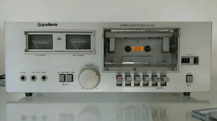 Tape deck Gradiente CD 2100 (restaurado)