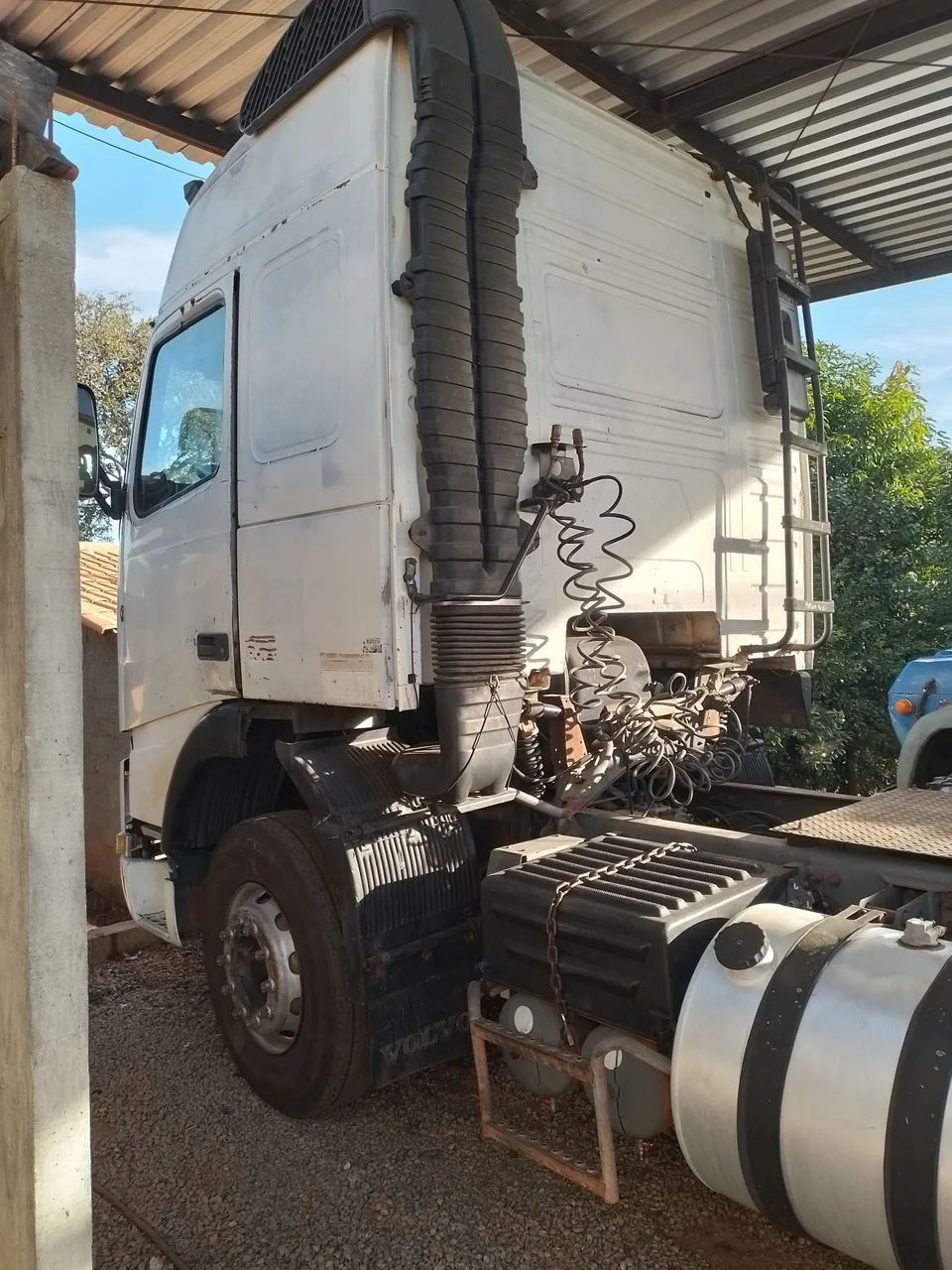Vende se um volvo 380 engatado em uma ls randon