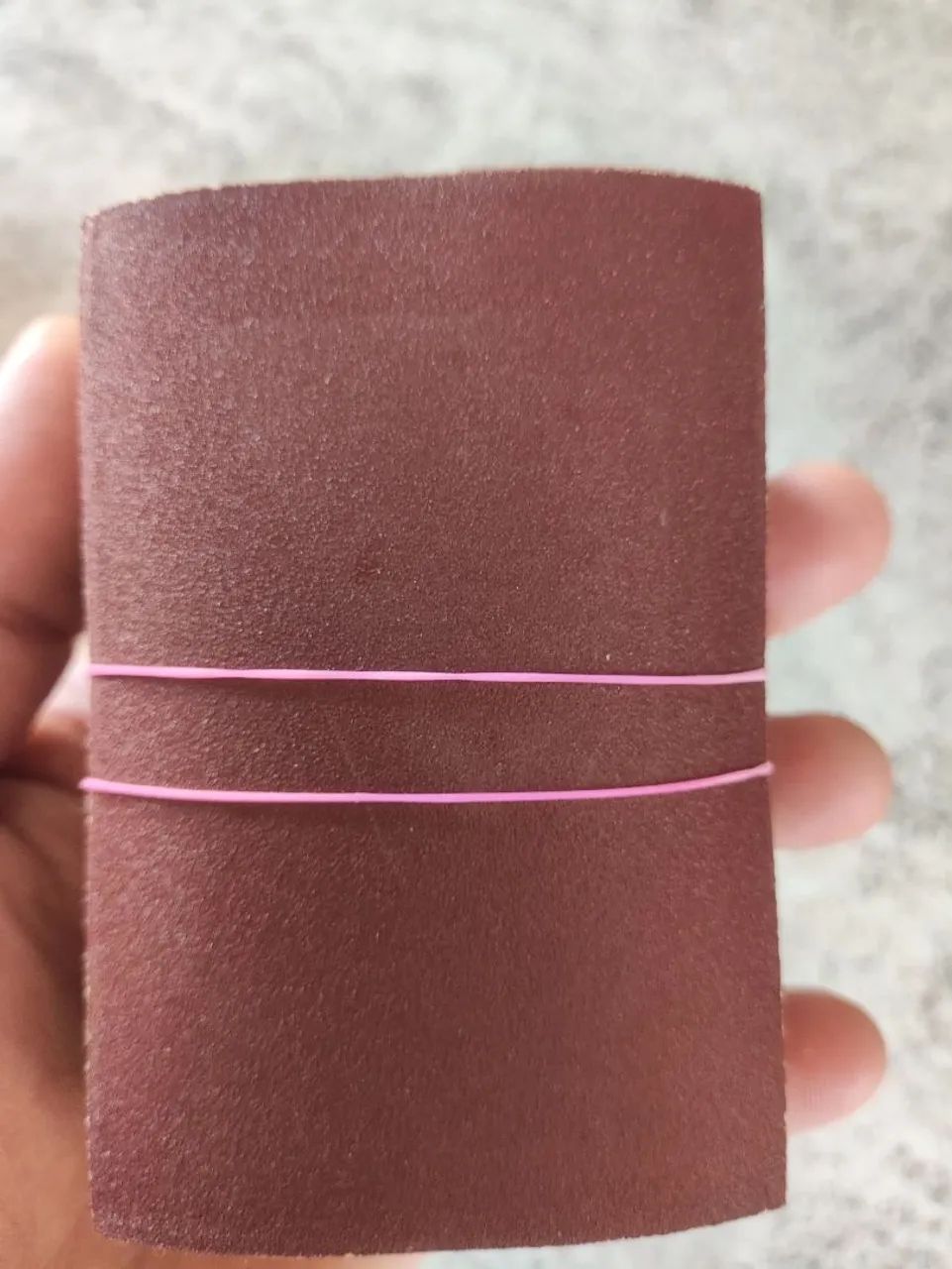 50 lixas vom velcro, grao 220 medindo 10cm por 7cm  para fino acabamento  - Foto 2