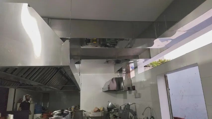 Coifa inox central com design funcional e acabamento em aço inox