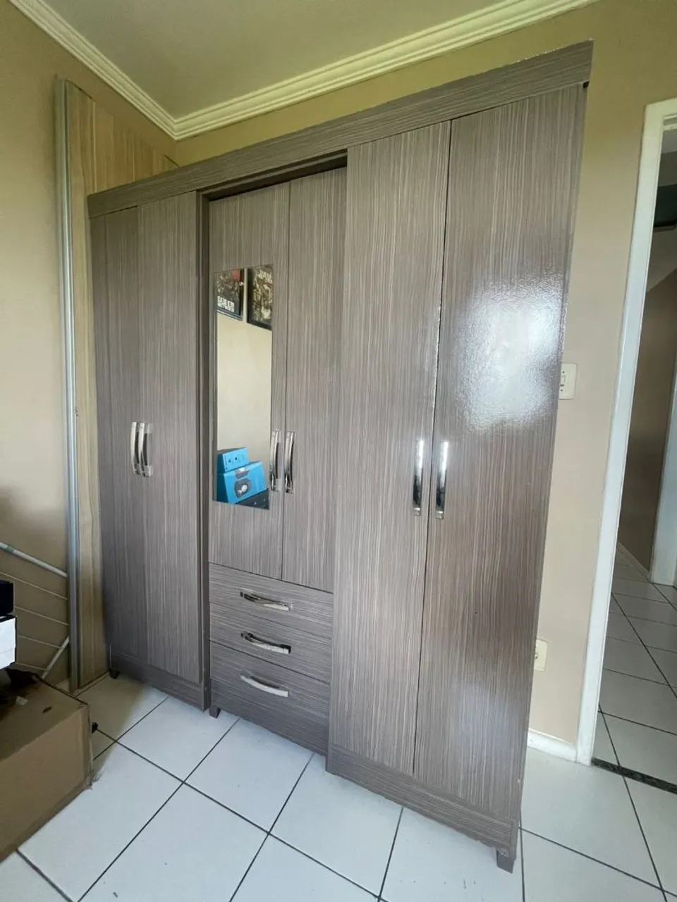 Vendo guarda-roupa no valor de 600 reais com entrega e montagem