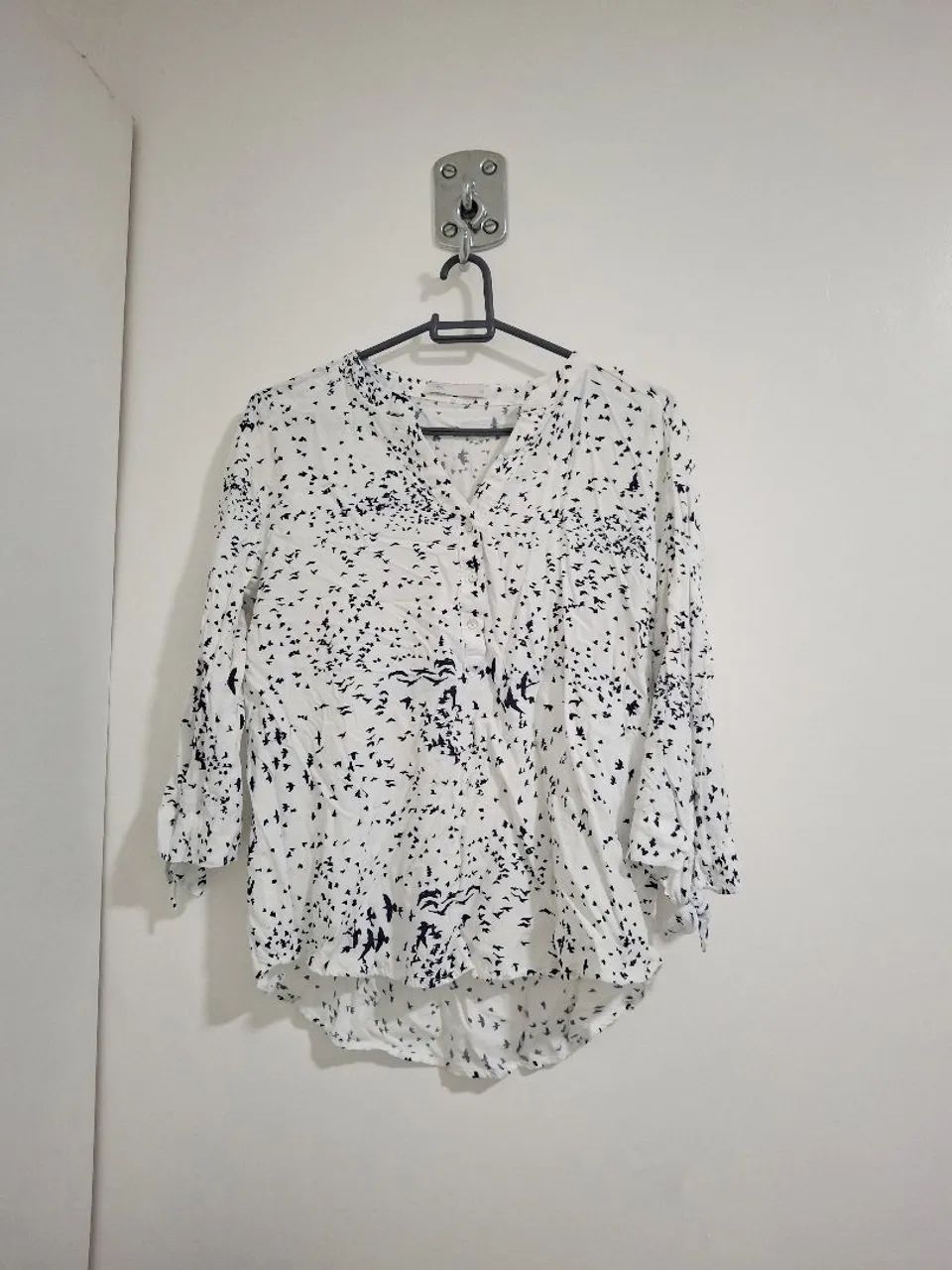 Blusa branca com estampa de pássaros