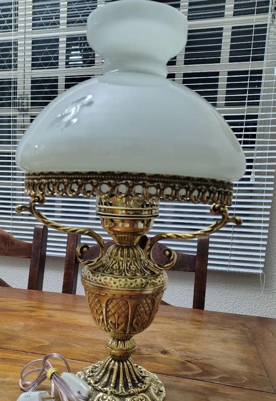 Abajur antigo em bronze maciço com cúpula de opalina branca