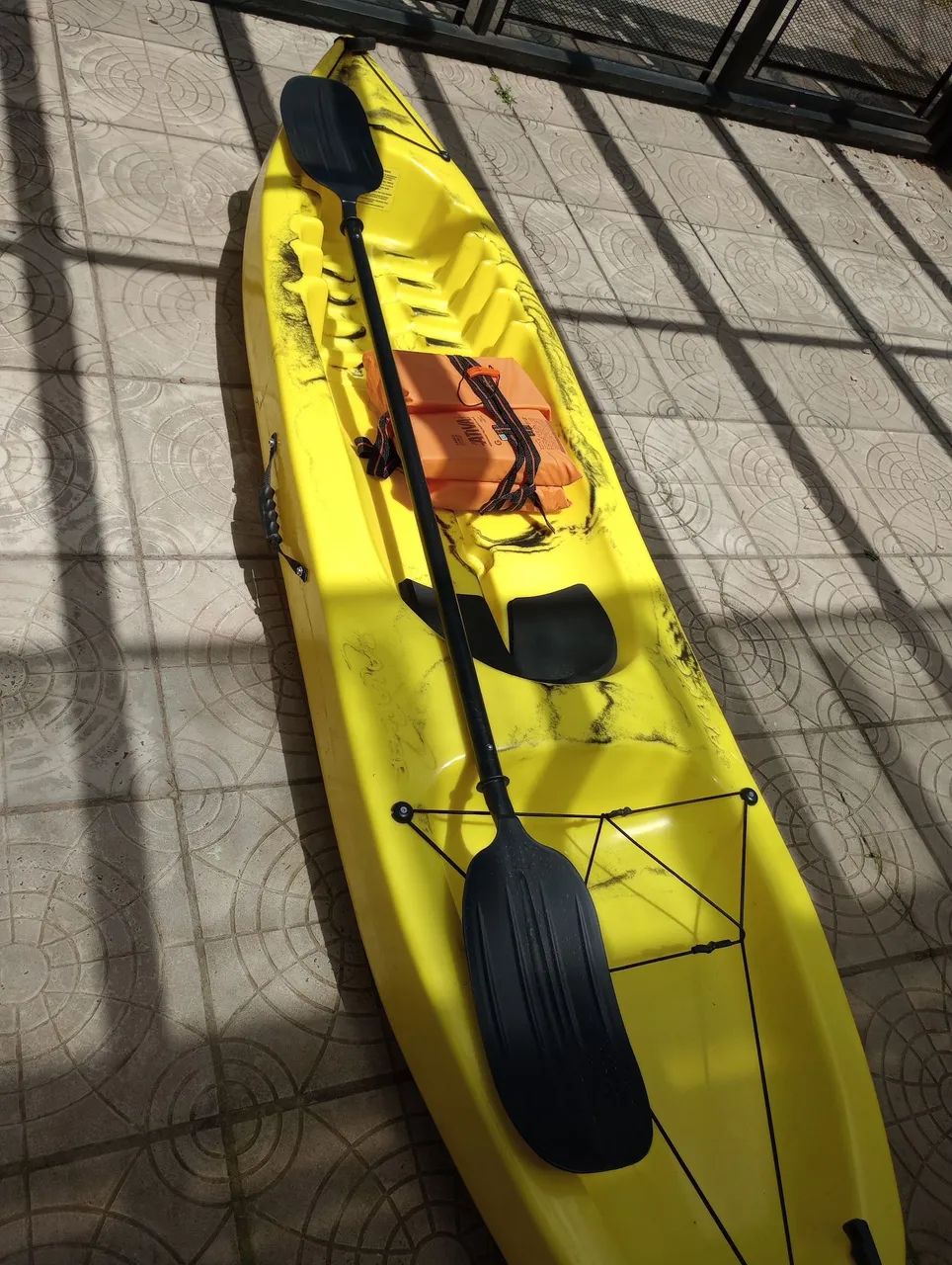 Caiaque estanque Pinguim c/ remo e colete salva vidas