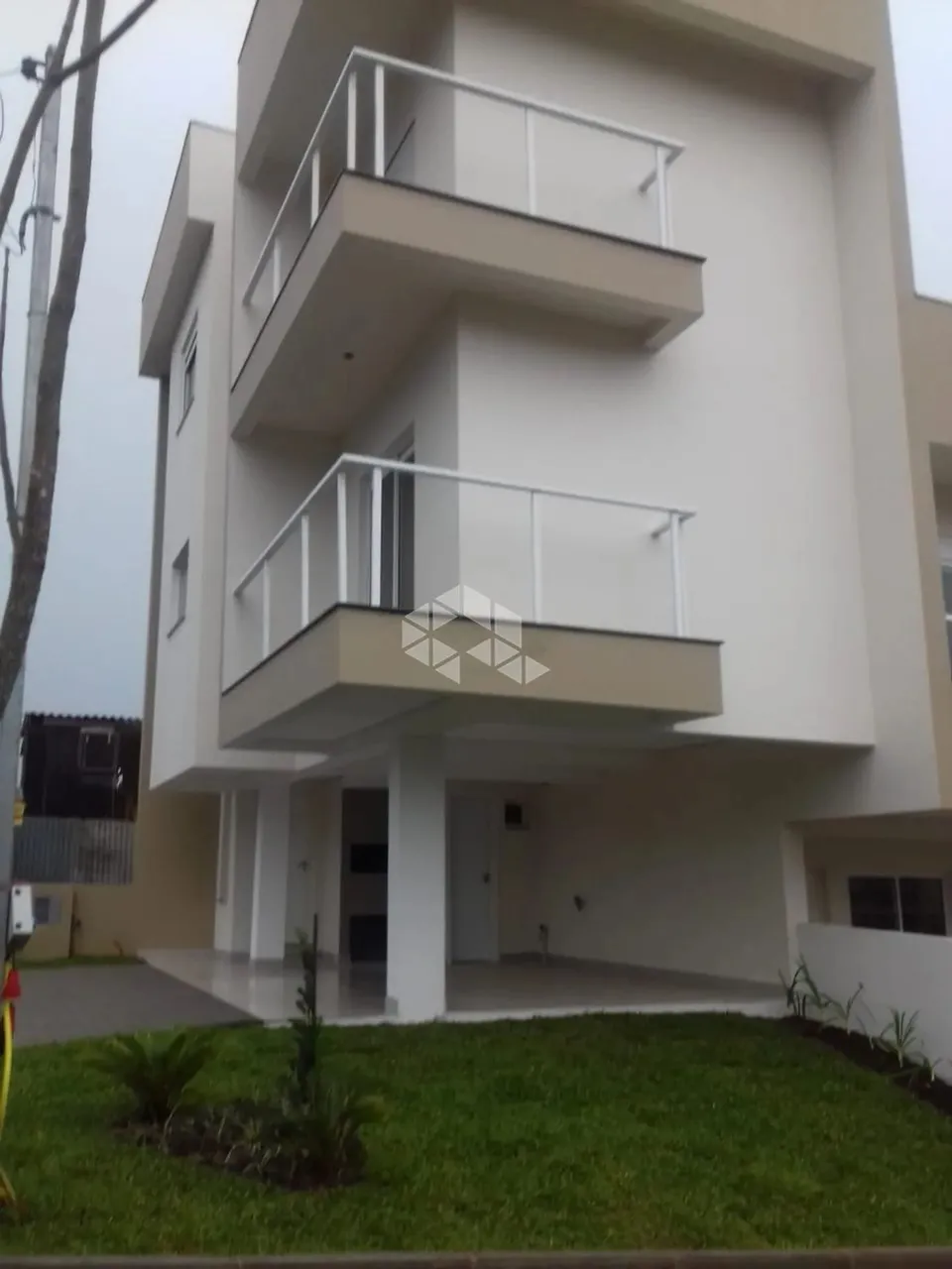 Sobrado Novo Triplex com 2 dormitórios no bairro Bela Vista em Caxias do Sul