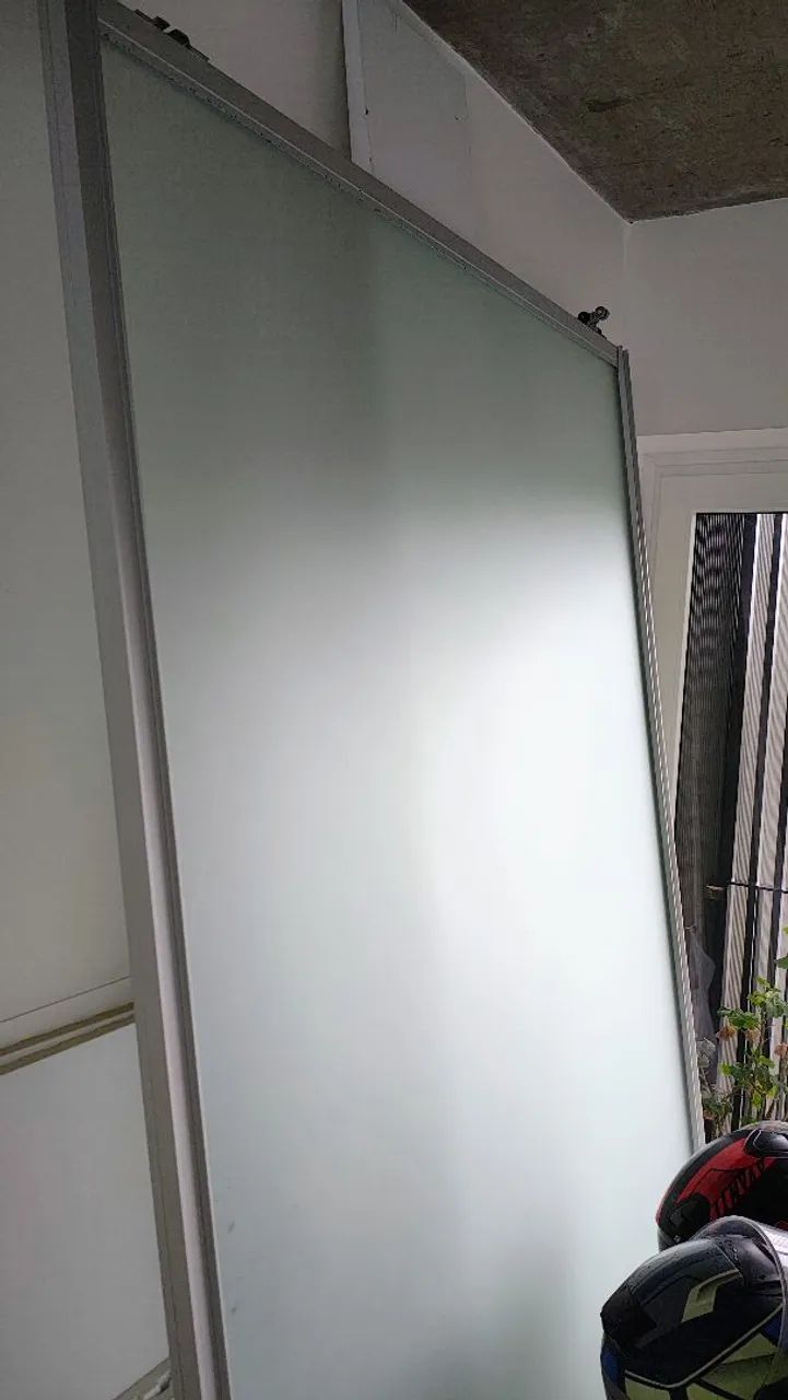 Divisória de vidro com cantoneira de alumínio.64861352655875123