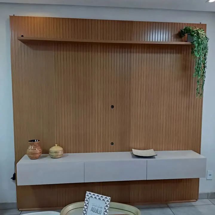 Painel de TV Moderno com Prateleira e Rack efeito Ripado 