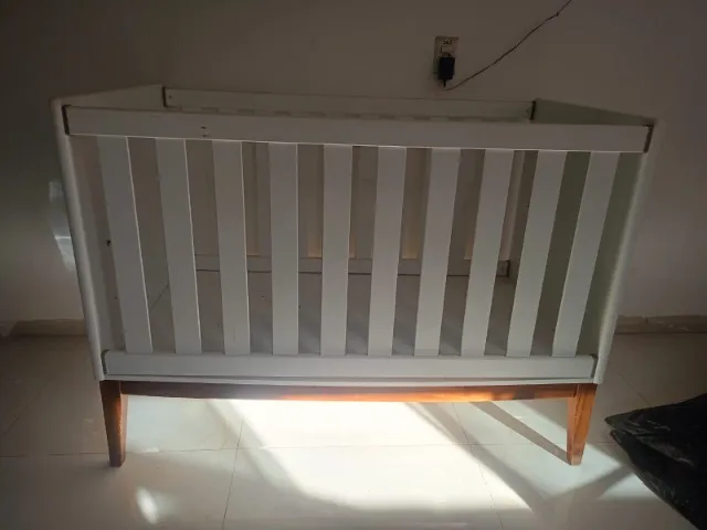 Berço branco com pés de madeira em ótima qualidade 