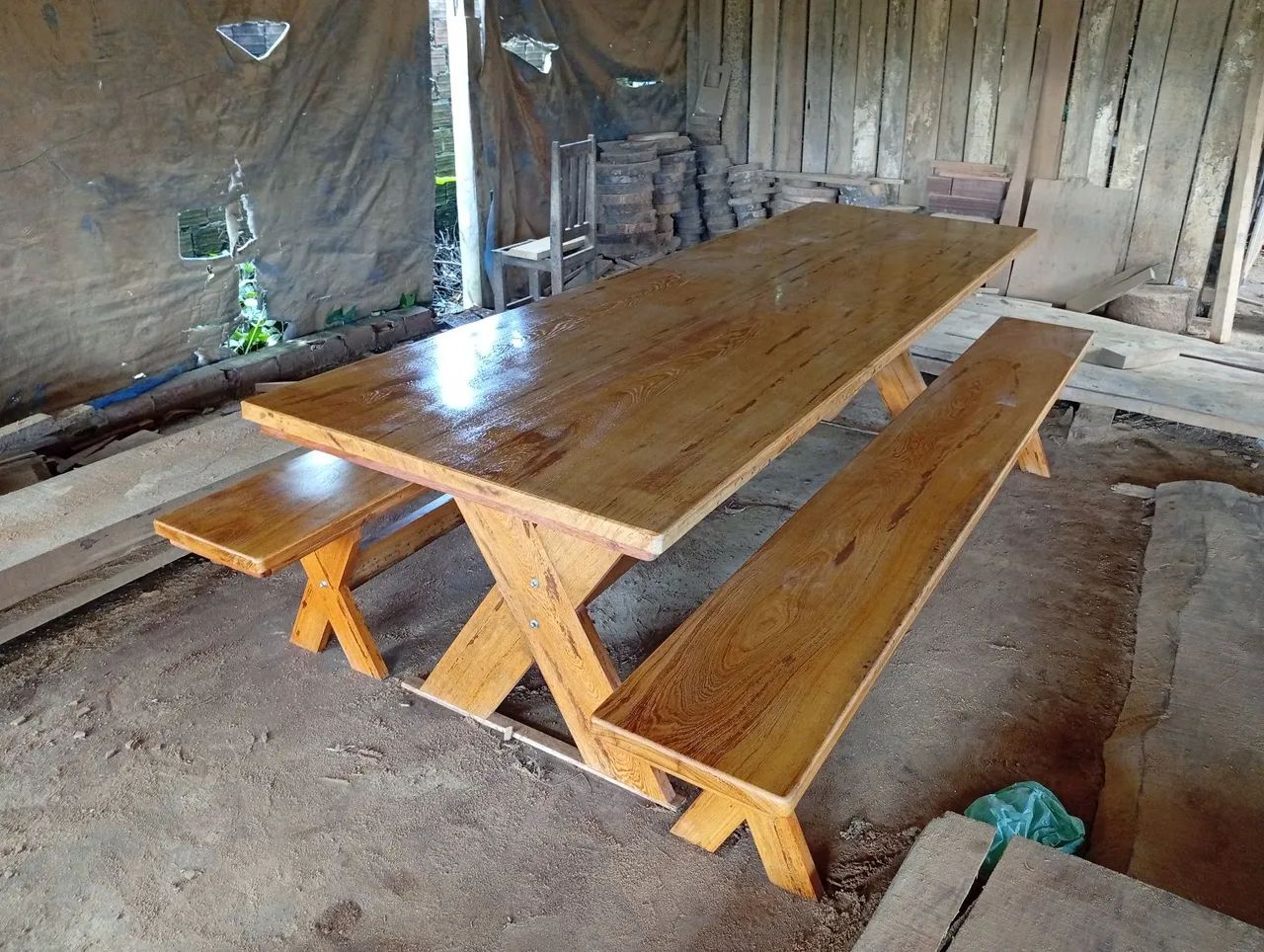 Mesa de Jantar Rústica em Madeira Maciça com Bancos - Foto 3