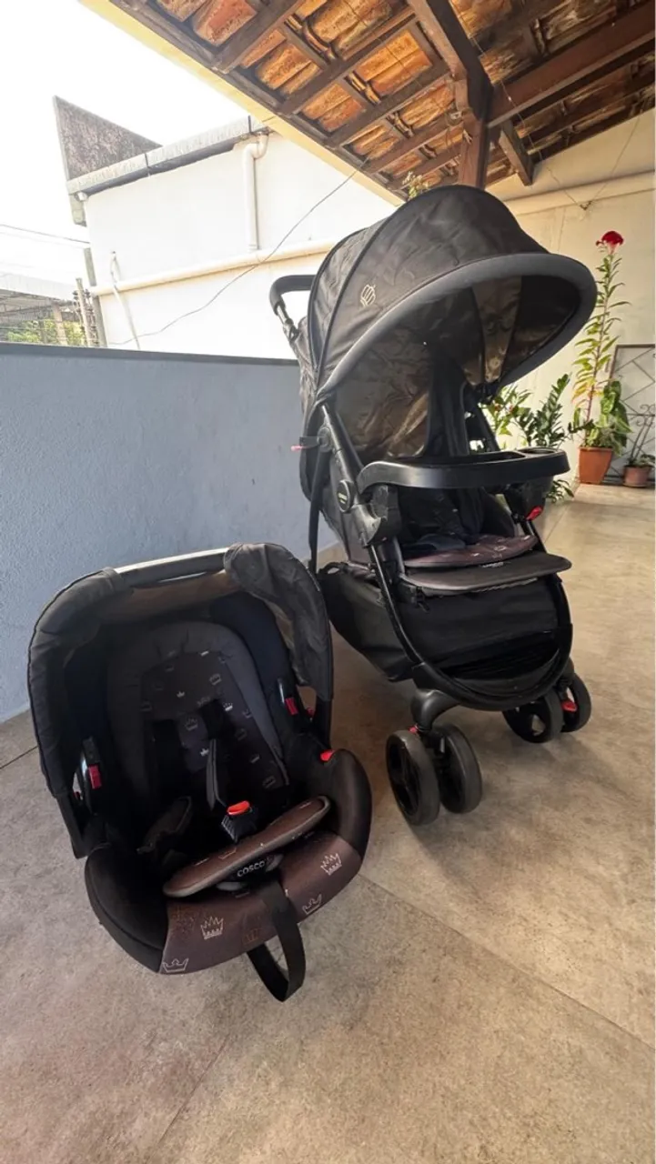 Carrinho de bebê com bebê conforto
