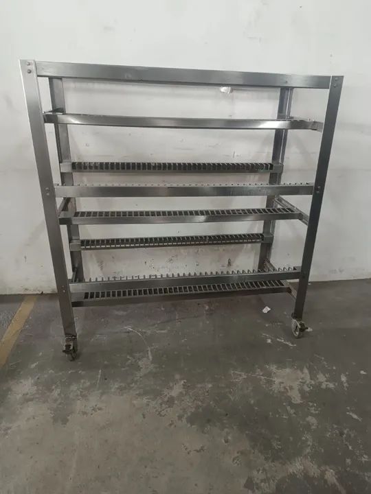 Escorredor de bandejas capacidade para 140 bandejas  todo no aço inox - Foto 2