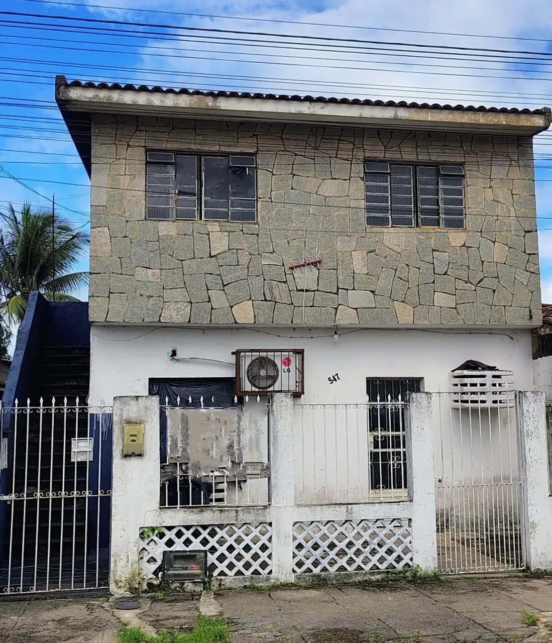 Casa no 1° Andar com 2/4 grandes , no tabuleiro Novo.