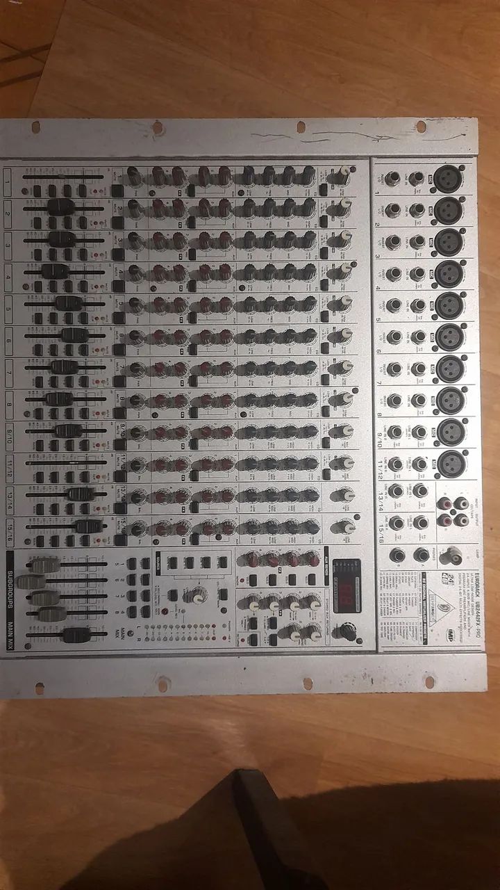 Mesa de Som Behringer Eurorack UB2442FX-PRO - Foto 6