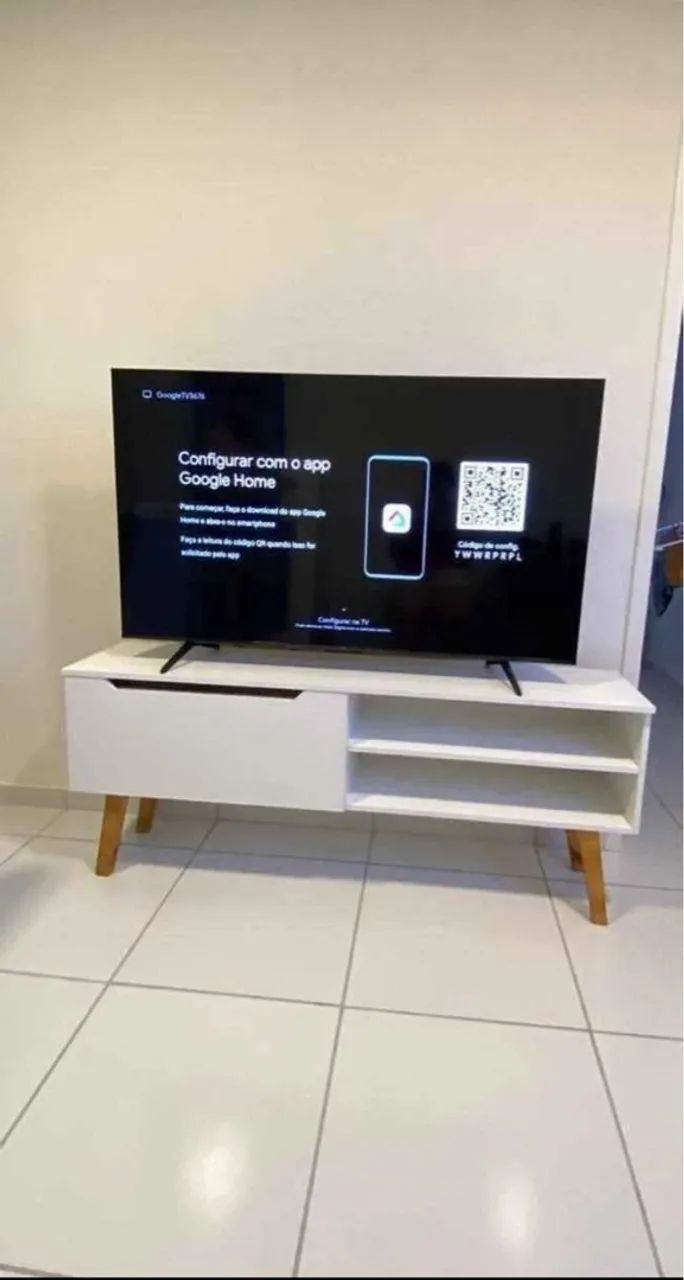 Mesa de TV branca moderna com prateleiras