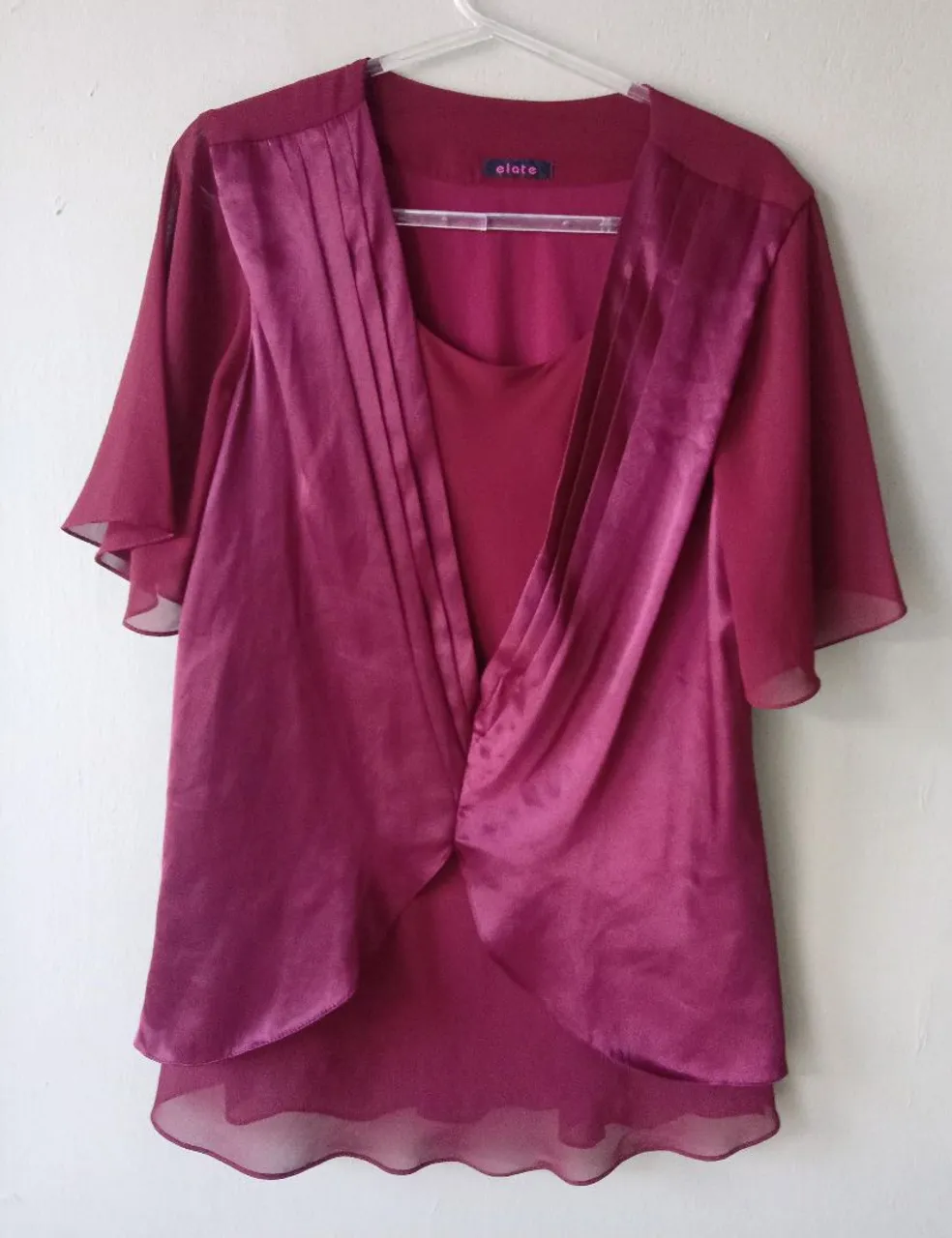 Blusa feminina de seda e chiffon vinho