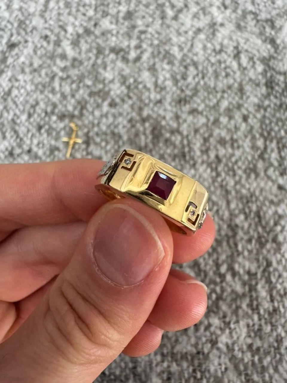 Anel de formatura em Direito masculino.