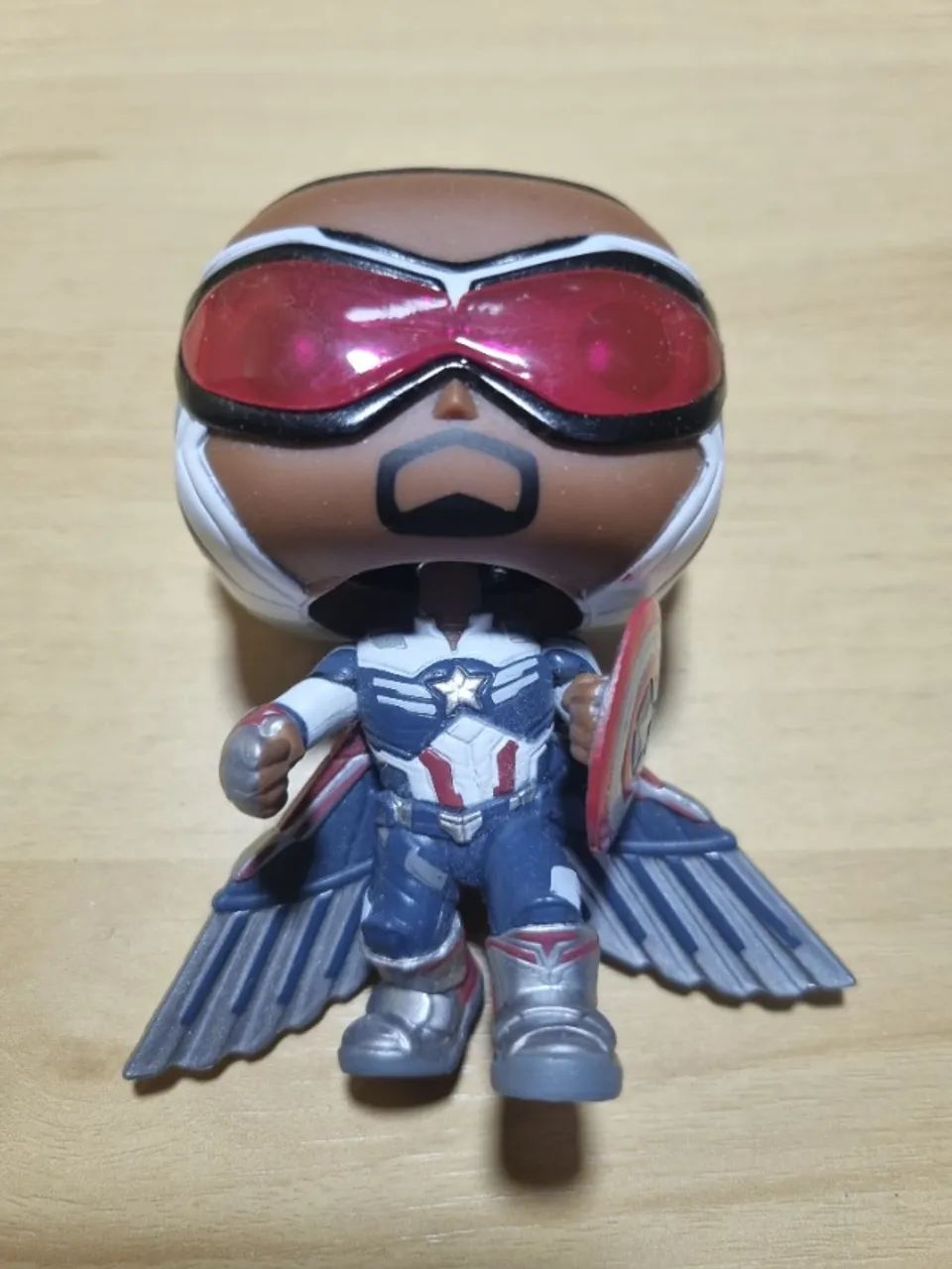 Funko pop Capitão America / Sam Wilson (Sem Caixa) #819 - Foto 2